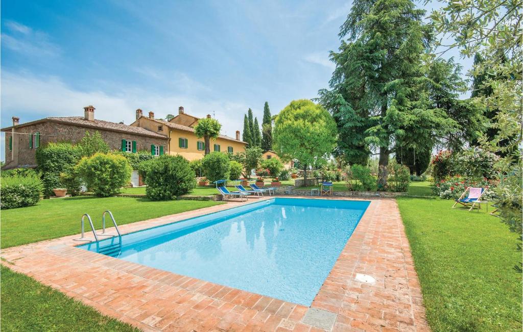 een zwembad in de tuin van een huis bij La Cisterna in Monte San Savino
