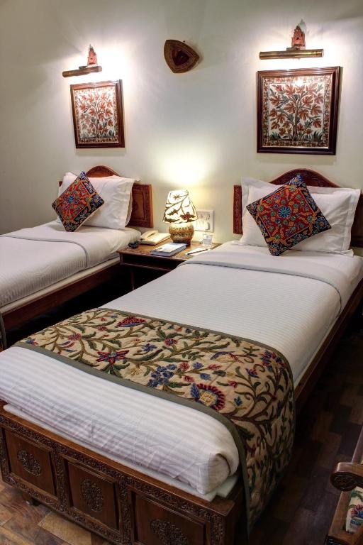 Postel nebo postele na pokoji v ubytování Palace On Ganges - Heritage Hotel
