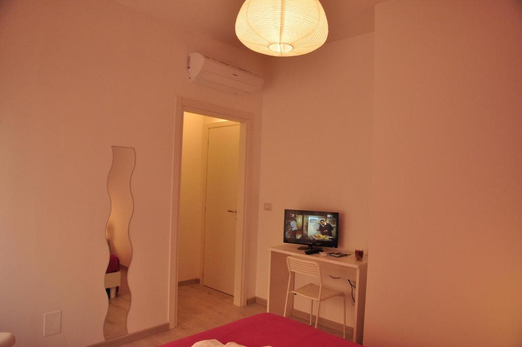 a living room with a guitar on the wall at Domus Primavera in Scerne