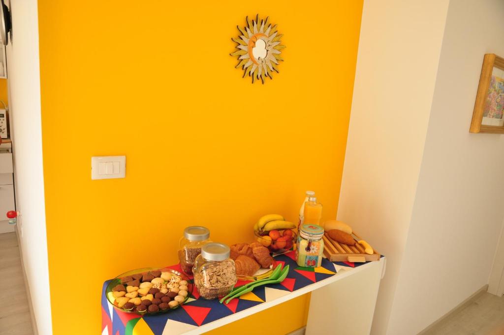 a table with food on top of a yellow wall at Domus Primavera in Scerne