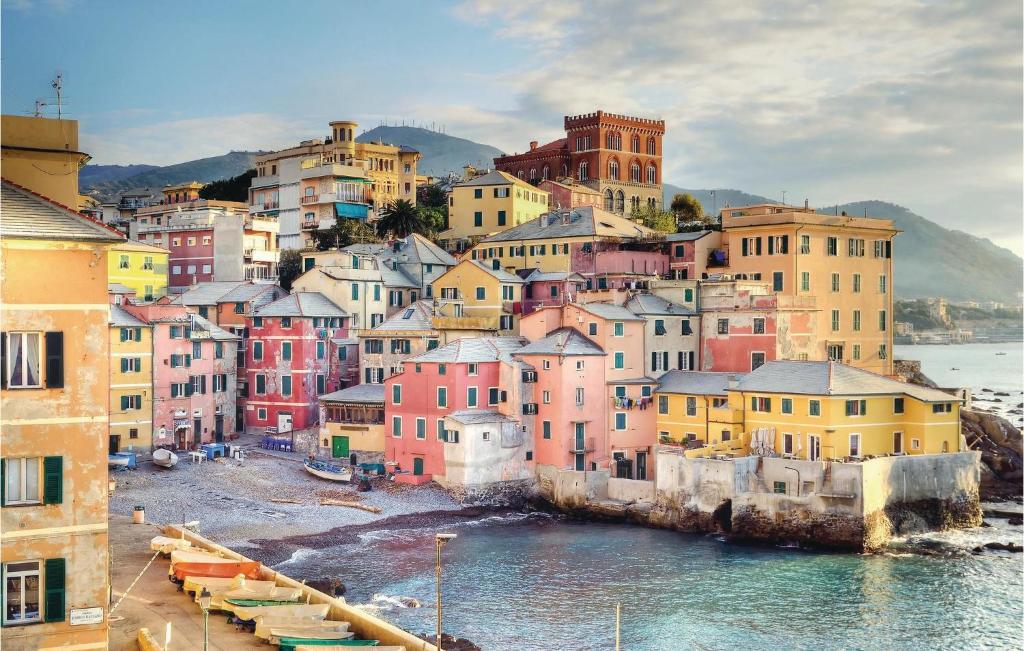 Vistas a una ciudad con edificios coloridos en Nice Apartment In Genova With 1 Bedrooms And Wifi en Génova