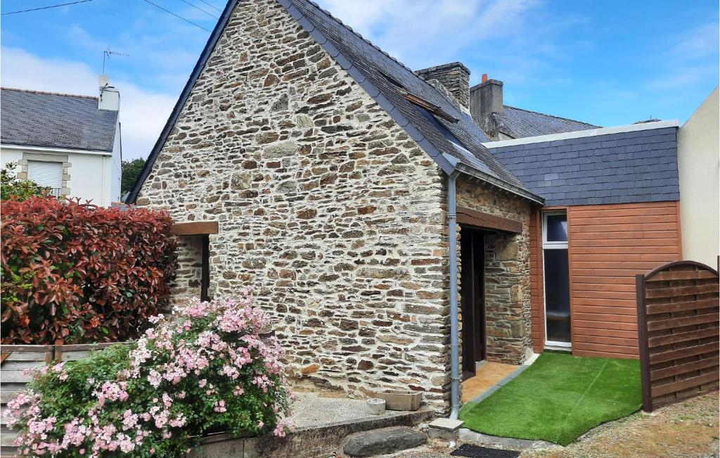 モエラン・シュル・メールにあるHoliday Home Kerherouの石造りの建物(庭園付)