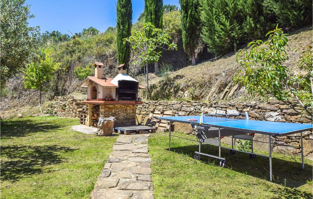 stół do ping ponga i grill na dziedzińcu w obiekcie La Casa Sul Lago w mieście Cicerale