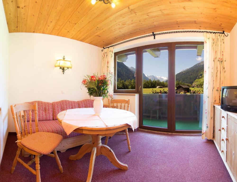 TV a/nebo společenská místnost v ubytování Hotel Rosengarten