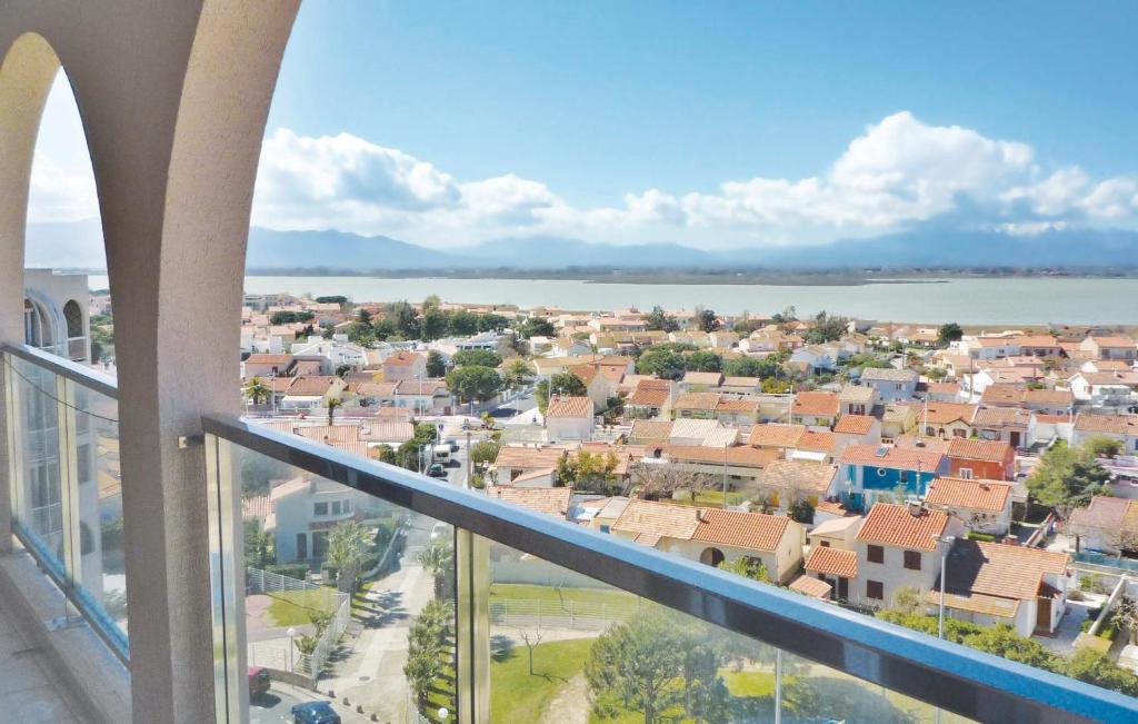 uma vista da cidade a partir da varanda de um edifício em Nice Apartment In Canet En Roussillon With 3 Bedrooms em Canet-en-Roussillon