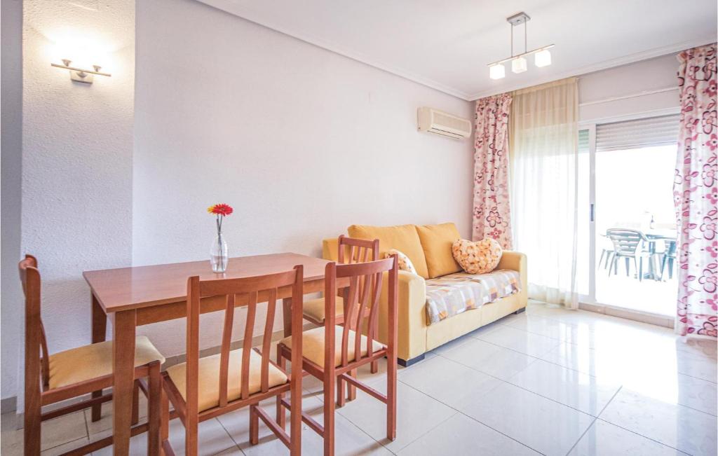 Posezení v ubytování Awesome Apartment In Oropesa Del Mar