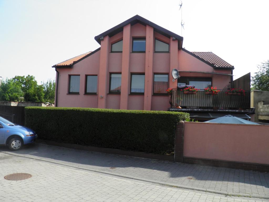 une maison avec une haie devant elle dans l'établissement Pensjonat Zofia Demska, à Brzeg