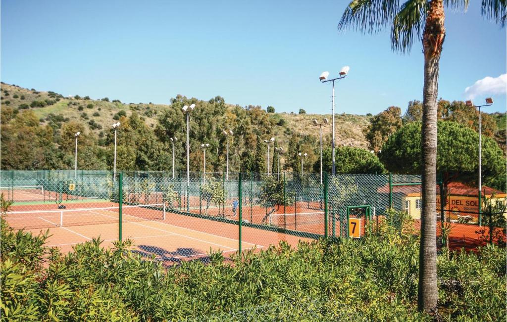 Tenis a/nebo squash v ubytování Gorgeous Apartment In Calahonda nebo okolí