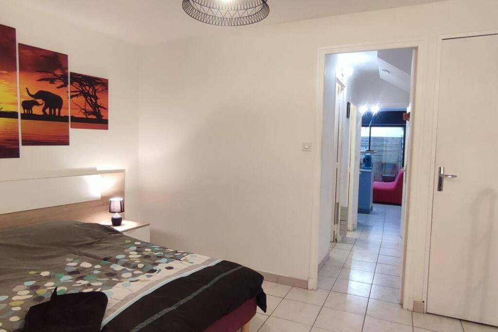 - une chambre avec un lit et un couloir dans l'établissement Appartement au cœur de ville à 2 mins de la gare, à Agen