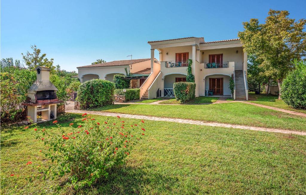 a large house with a yard with a yard at Bilo 4 in Budoni