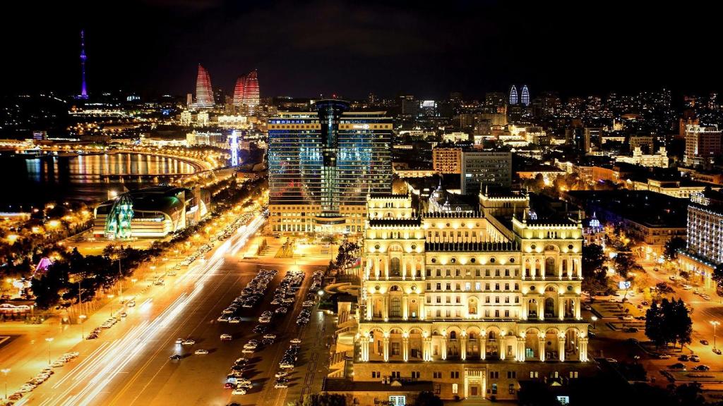 Nespecifikovaný výhled na destinaci Baku nebo výhled na město při pohledu z hotelu