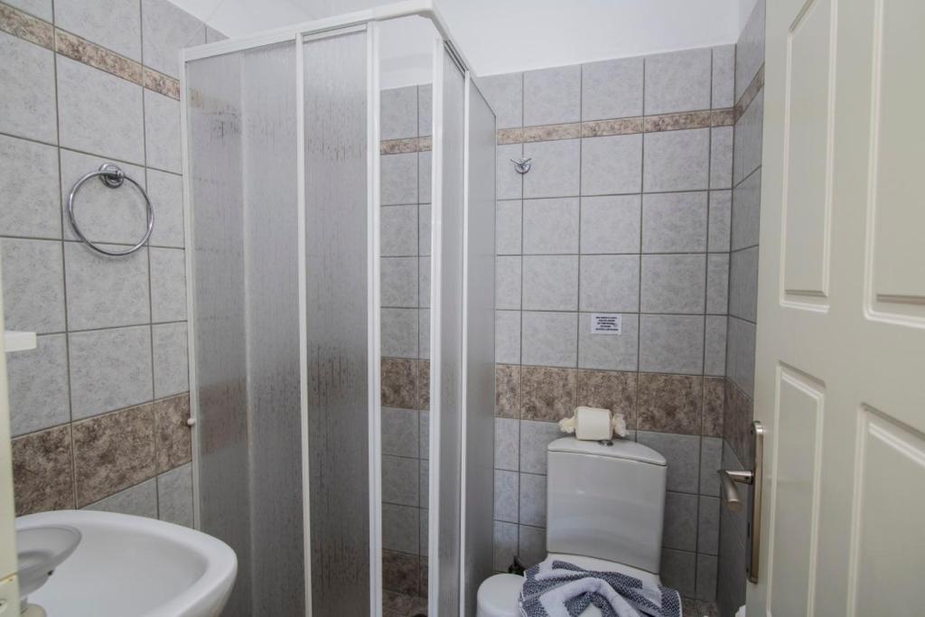Um banheiro em Akrothalassia