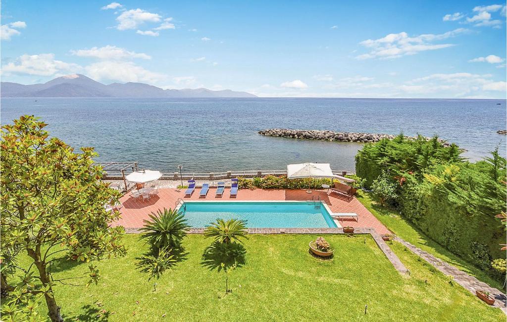 una vista aérea de una piscina junto al océano en Gorgeous Home In S, Giovanni A Piro Sa With Outdoor Swimming Pool, en Scario