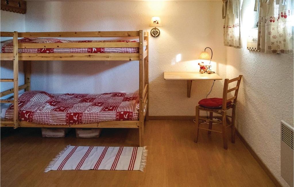 a bedroom with two bunk beds and a desk at Amazing Home In Basse-sur-le-rupt With 3 Bedrooms, Sauna And Wifi in Basse-sur-le-Rupt