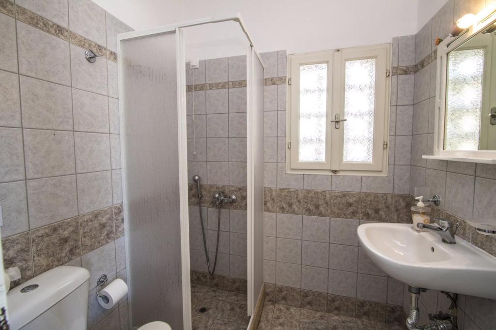 Um banheiro em Akrothalassia