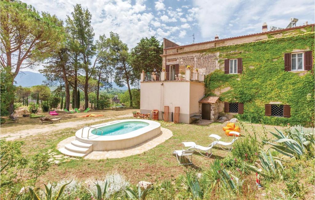 Cerreto Sannita的住宿－Villa Gagliardi，享有带游泳池的外部景致