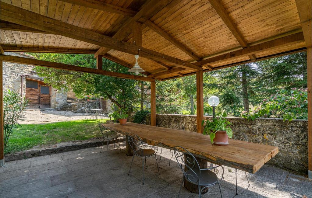 un padiglione in legno con tavolo e sedie in legno di Le Caselle a Cortona