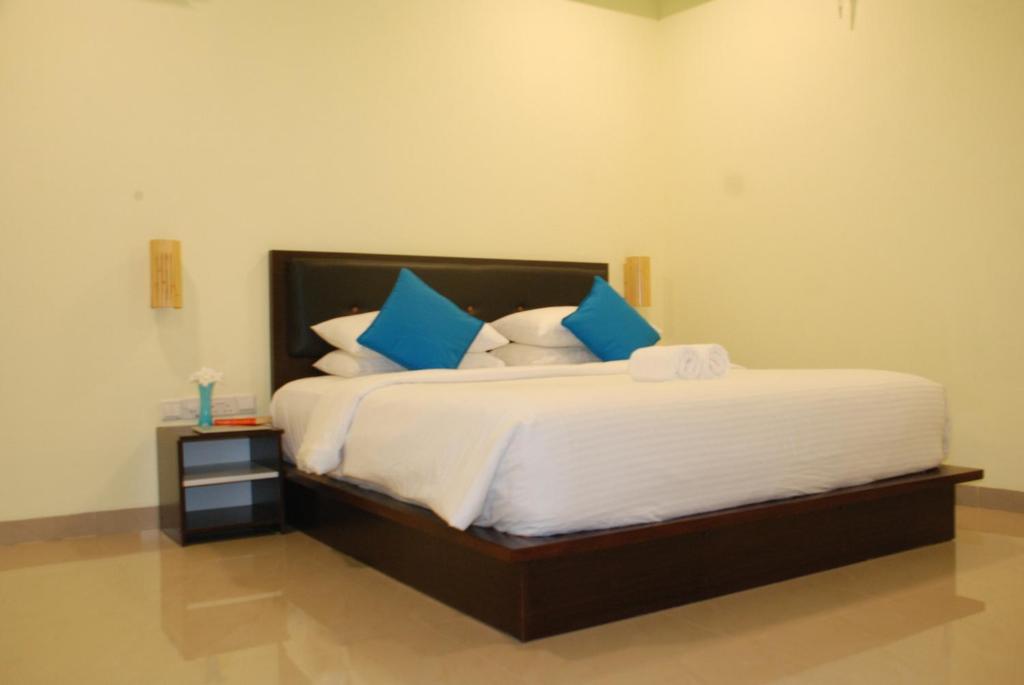 Postel nebo postele na pokoji v ubytování Velaa Garden View, Fodhdhoo- Maldives