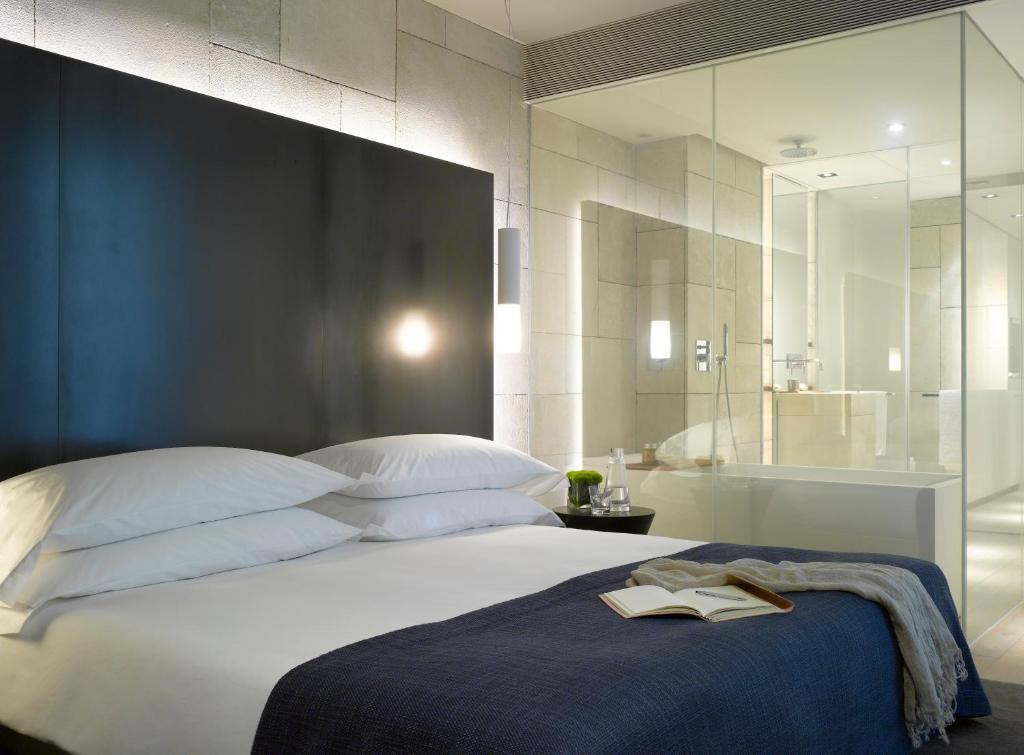 Postel nebo postele na pokoji v ubytování Mamilla Hotel