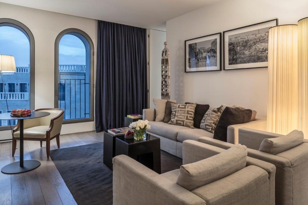 Posezení v ubytování Mamilla Hotel