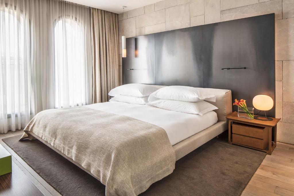 Postel nebo postele na pokoji v ubytování Mamilla Hotel