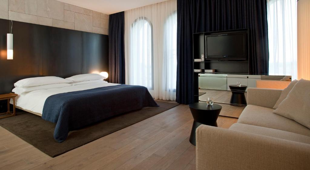 Postel nebo postele na pokoji v ubytování Mamilla Hotel