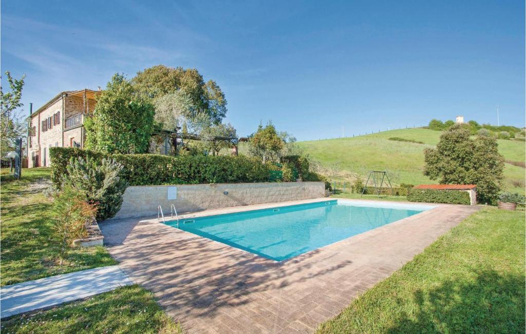 una piscina nel cortile di una casa di La Casina Nuova a Casole dʼElsa