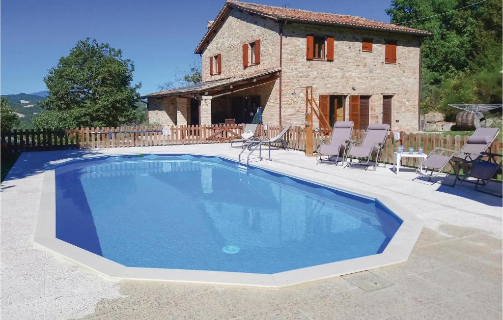 una gran piscina frente a una casa en Casa Noce en SantʼApollinare in Girfalco