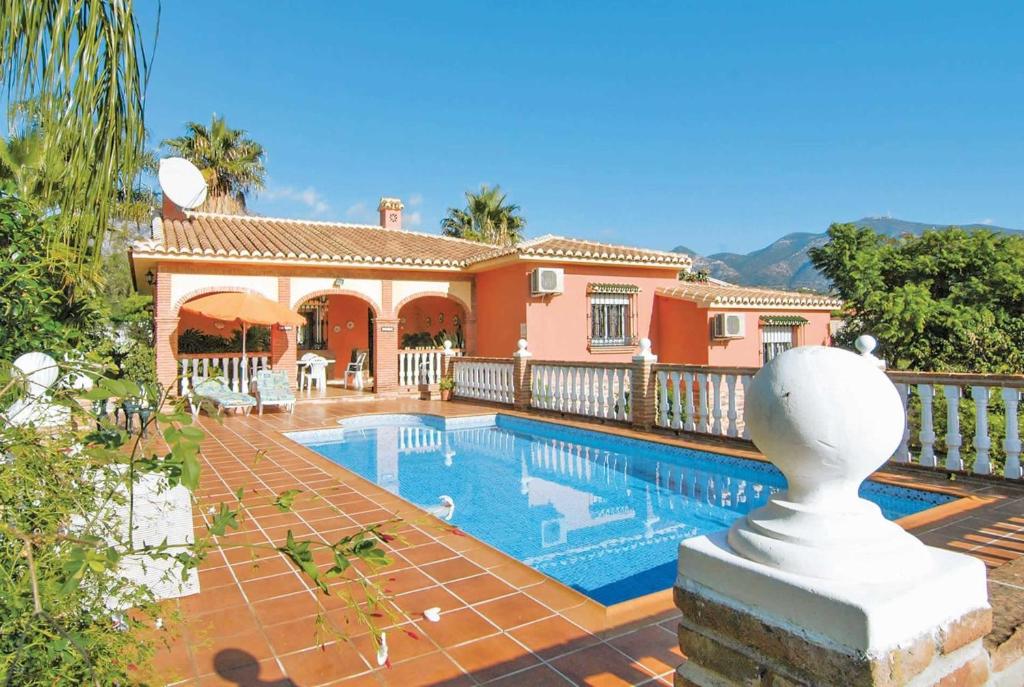 una casa con una piscina di fronte di Casa Verano a Mijas