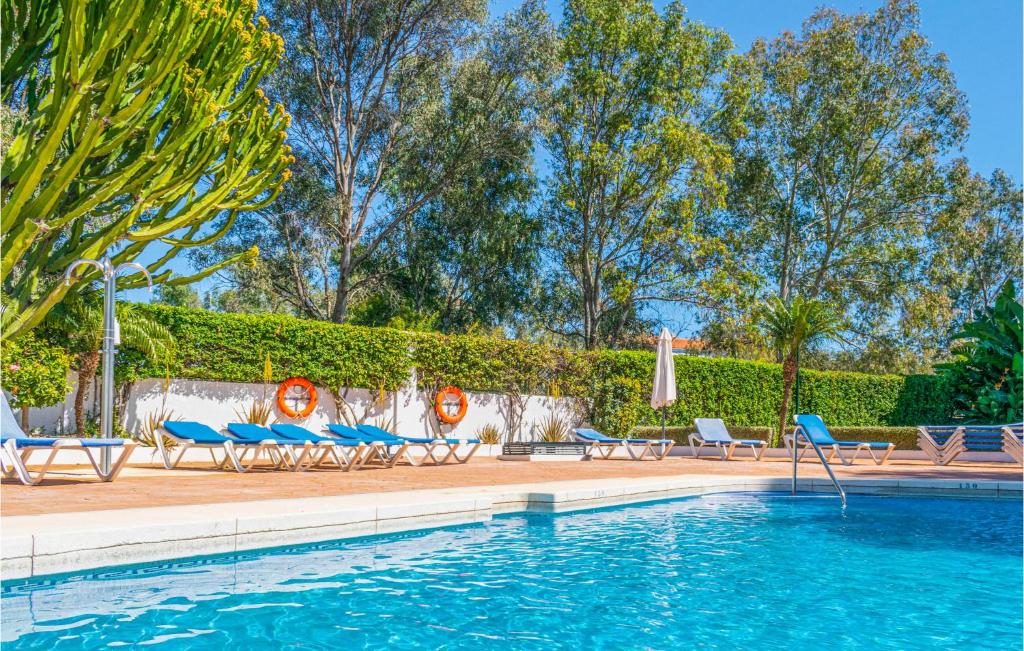 Bazén v ubytovaní 2 Bedroom Cozy Apartment In Marbella alebo v jeho blízkosti