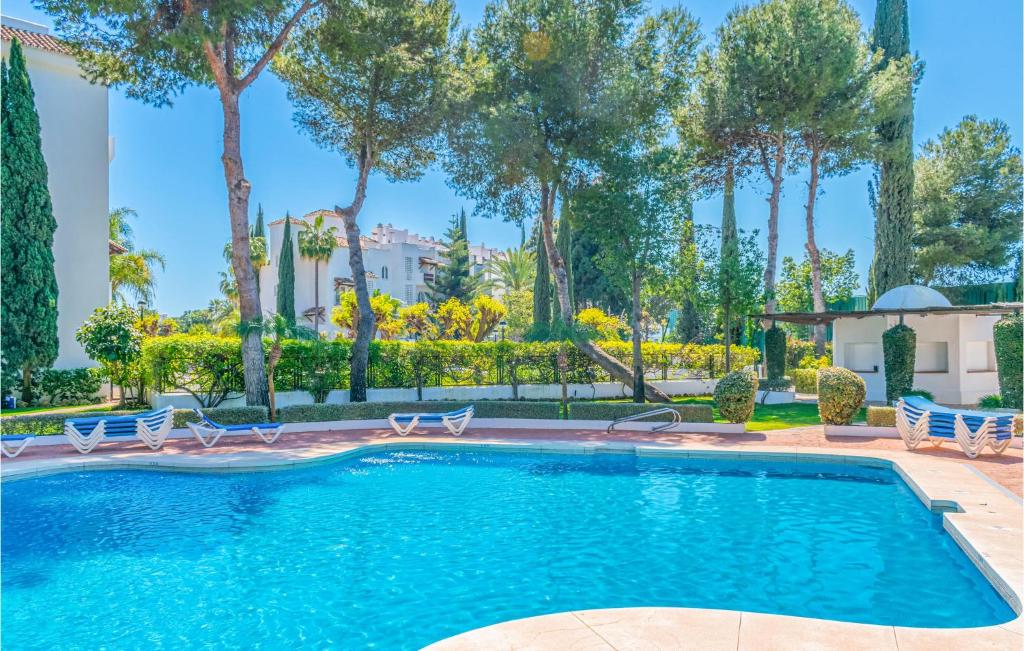 Bazén v ubytovaní 2 Bedroom Cozy Apartment In Marbella alebo v jeho blízkosti