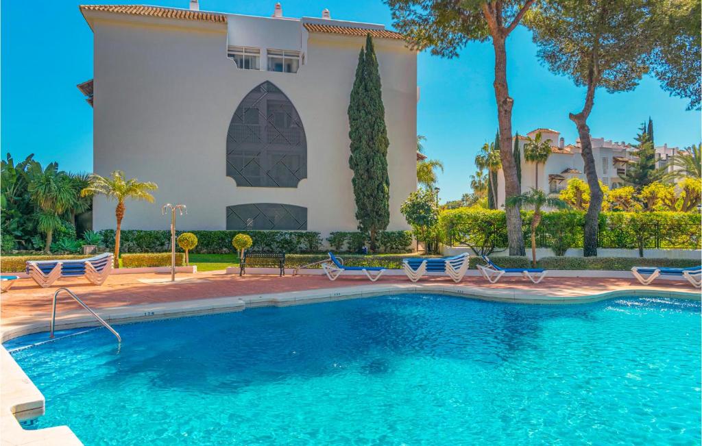 Bazén v ubytovaní 2 Bedroom Cozy Apartment In Marbella alebo v jeho blízkosti