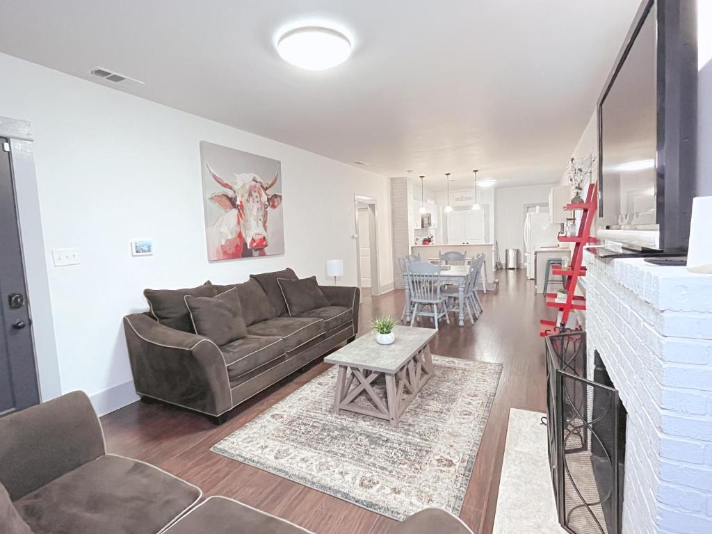 THE FARMHOUSE - FAMILY FRIENDLY DOWNTOWN COTTAGE - Housity