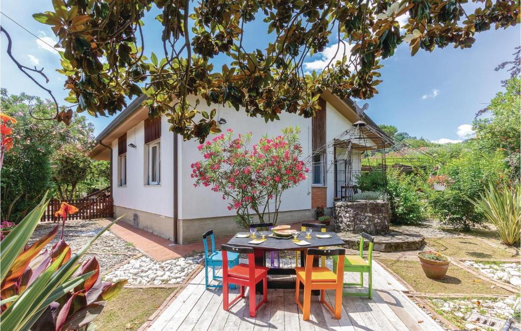 una mesa y sillas frente a una casa en Casa Aurora, en Massa