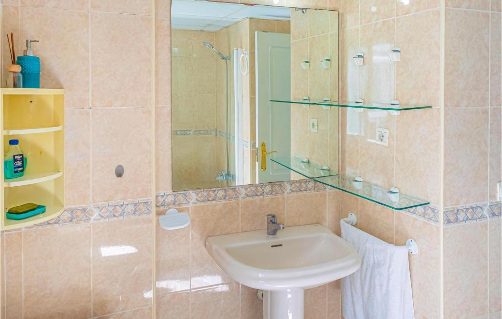 Kúpeľňa v ubytovaní 2 Bedroom Cozy Apartment In Marbella