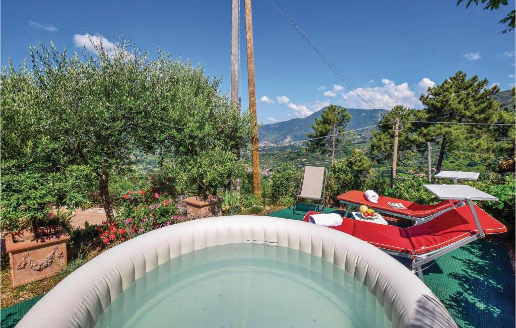 MontemagnoにあるCasa Frascalinoの庭園内のボート付きスイミングプール