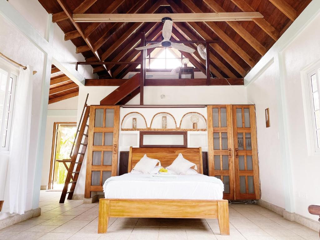 Una cama o camas en una habitación de Bird Island Bungalows