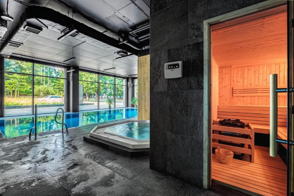 Bazén v ubytovaní PLATiNIUM HOUSE & SPA BASEN-SAUNA CENTRUM alebo v jeho blízkosti
