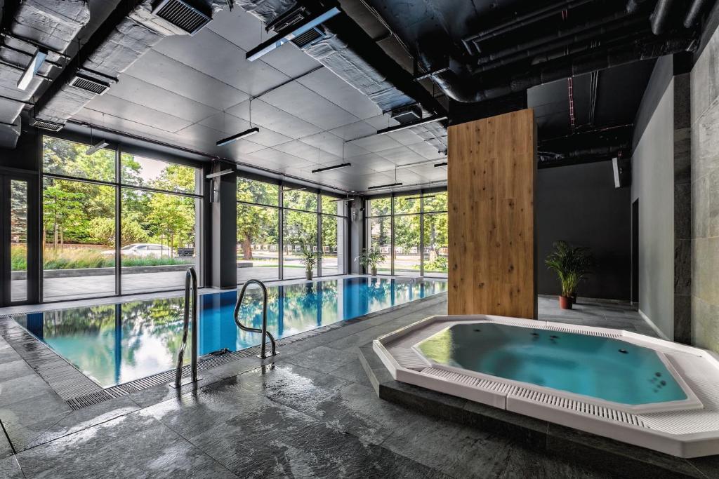Bazén v ubytovaní PLATiNIUM HOUSE & SPA BASEN-SAUNA CENTRUM alebo v jeho blízkosti