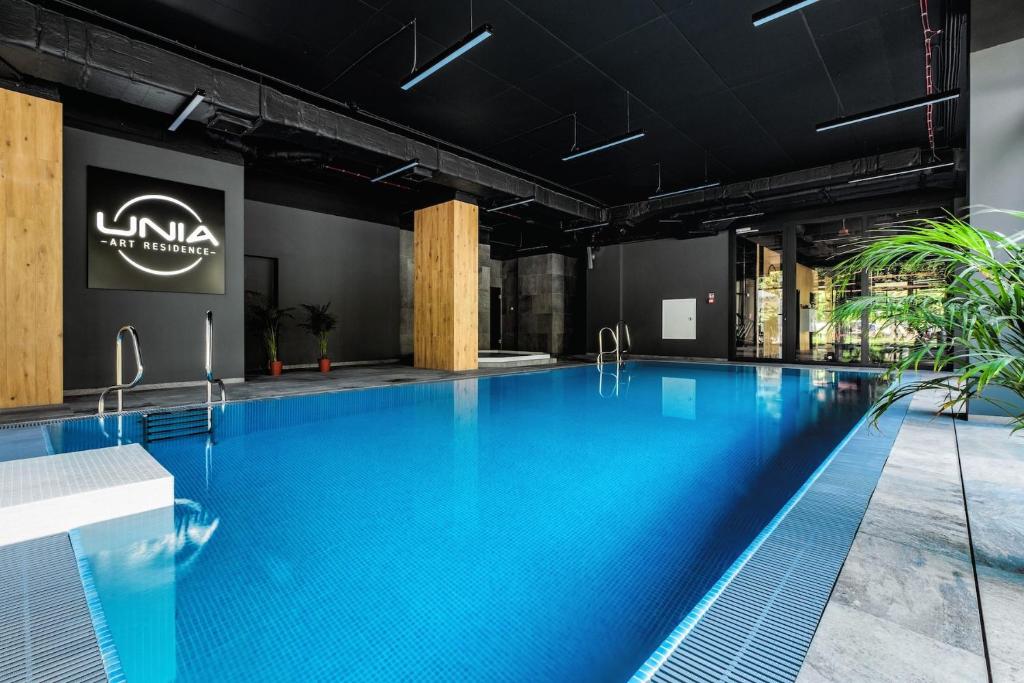 Bazén v ubytovaní PLATiNIUM HOUSE & SPA BASEN-SAUNA CENTRUM alebo v jeho blízkosti