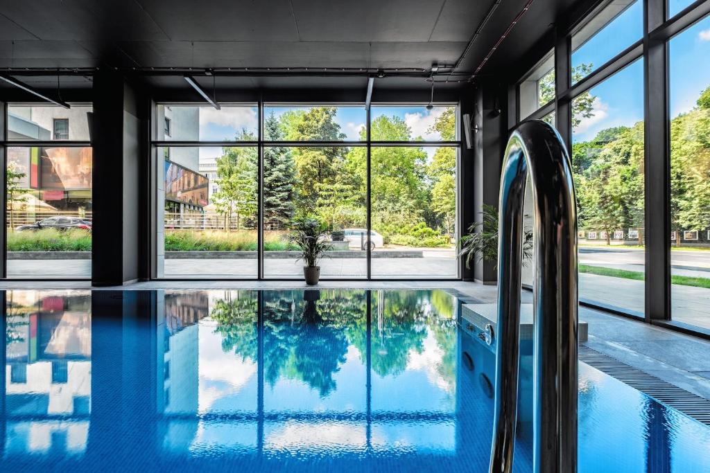 Bazén v ubytovaní PLATiNIUM HOUSE & SPA BASEN-SAUNA CENTRUM alebo v jeho blízkosti