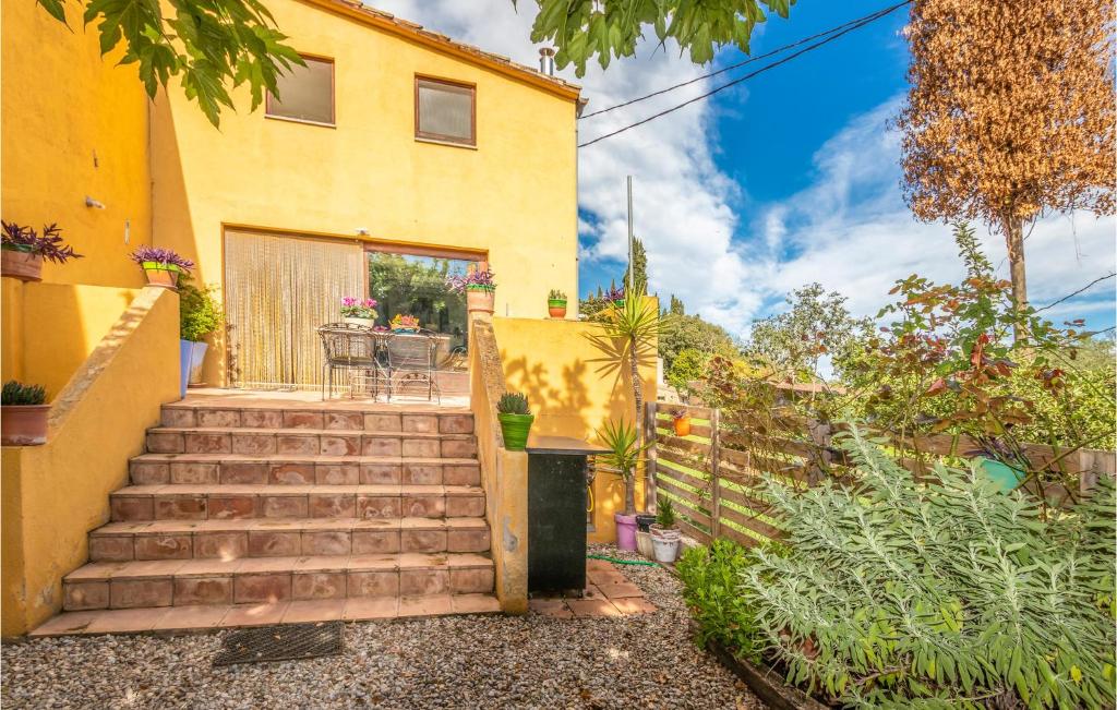 une maison avec un escalier en face de celle-ci dans l'établissement Lovely Home In Vilademuls With Wifi, à Vilademuls