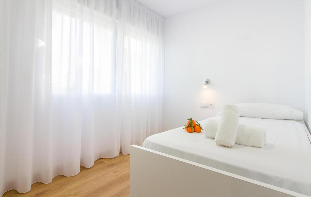 A bed or beds in a room at 3 Bedroom Cozy Apartment In Denia