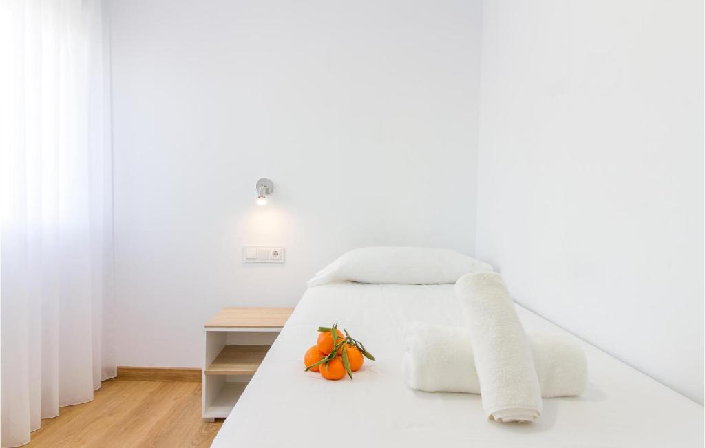 A bed or beds in a room at 3 Bedroom Cozy Apartment In Denia