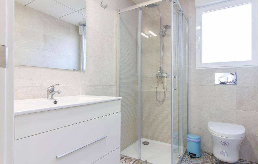 A bathroom at 3 Bedroom Cozy Apartment In Denia