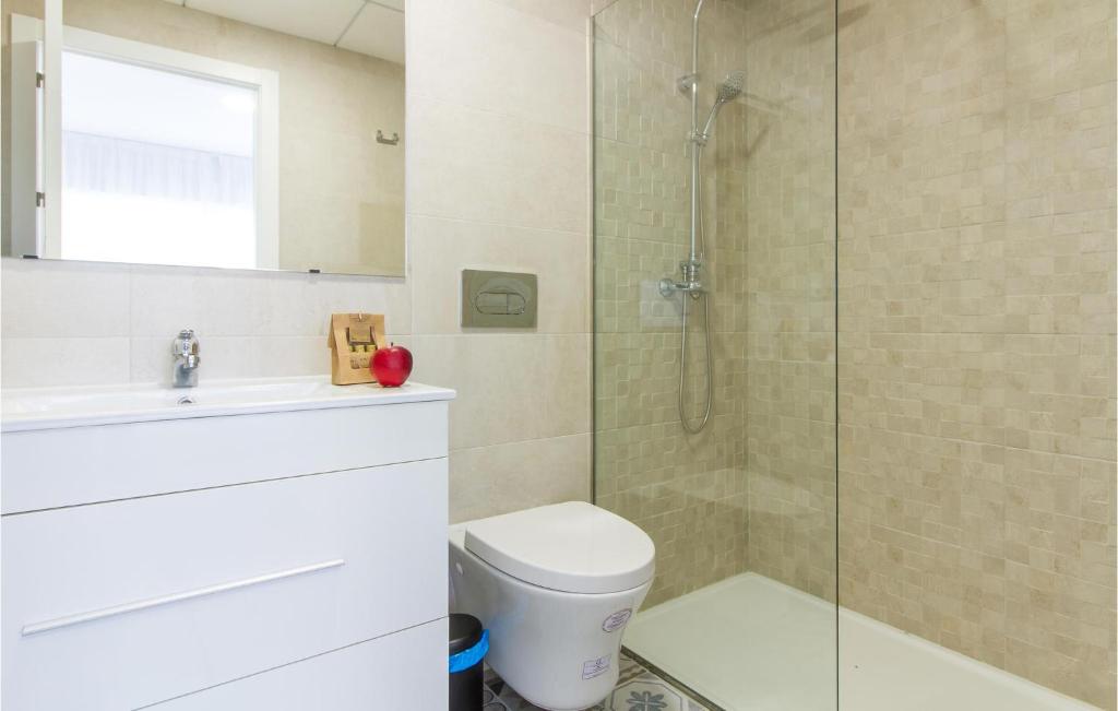 A bathroom at 3 Bedroom Cozy Apartment In Denia