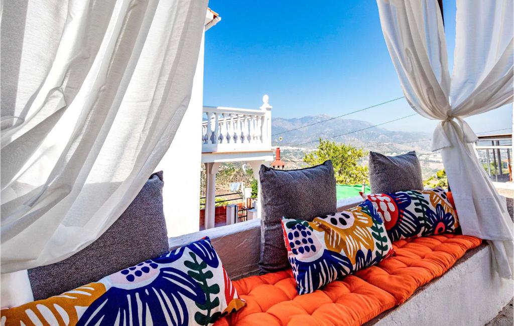 kanapa z poduszkami i zasłonami na balkonie w obiekcie Cozy Home In Malaga With Wifi w Maladze