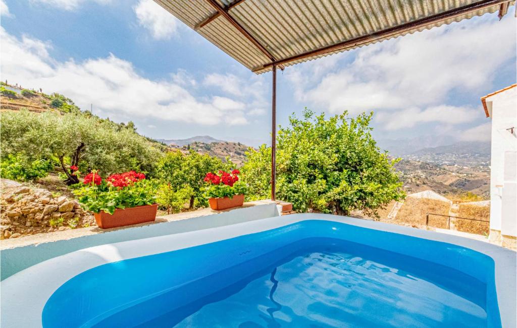 basen w willi z widokiem w obiekcie Cozy Home In Malaga With Wifi w Maladze