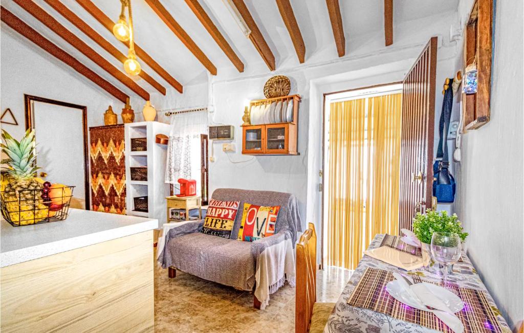 Pokój ze stołem i krzesłem w pokoju w obiekcie Cozy Home In Malaga With Wifi w Maladze