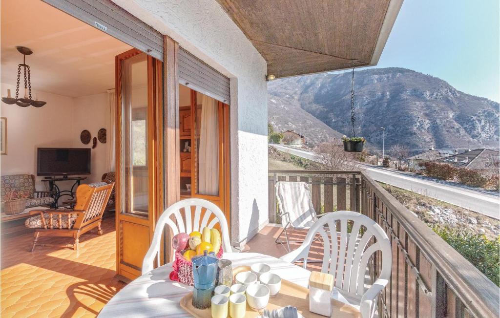 un portico con tavolo e sedie sul balcone di Villa Loran Appart, B a Margone